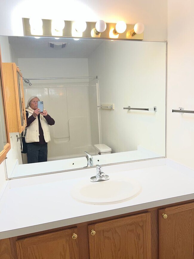 Building Photo - 34-37 Eastwick Lane