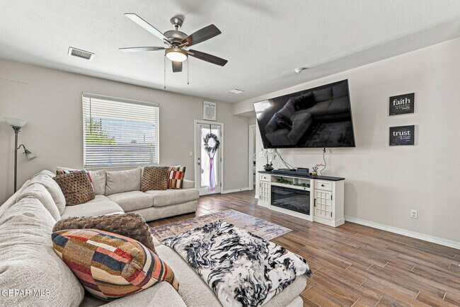 Building Photo - 13876 Loreina Luz Ave