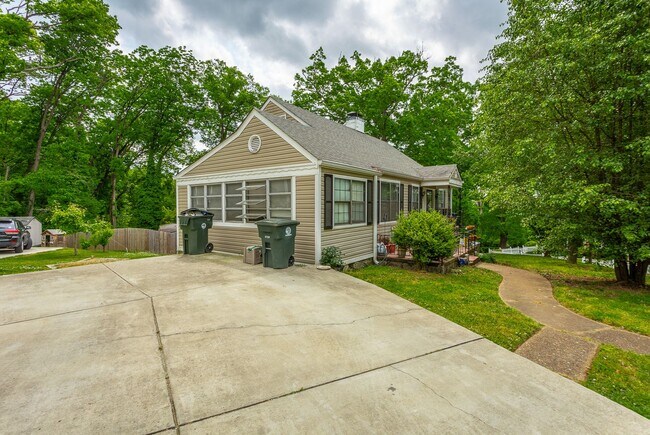 Building Photo - 321-325 Pine Ridge Road