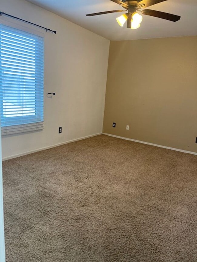 Building Photo - Small home with all appliances!