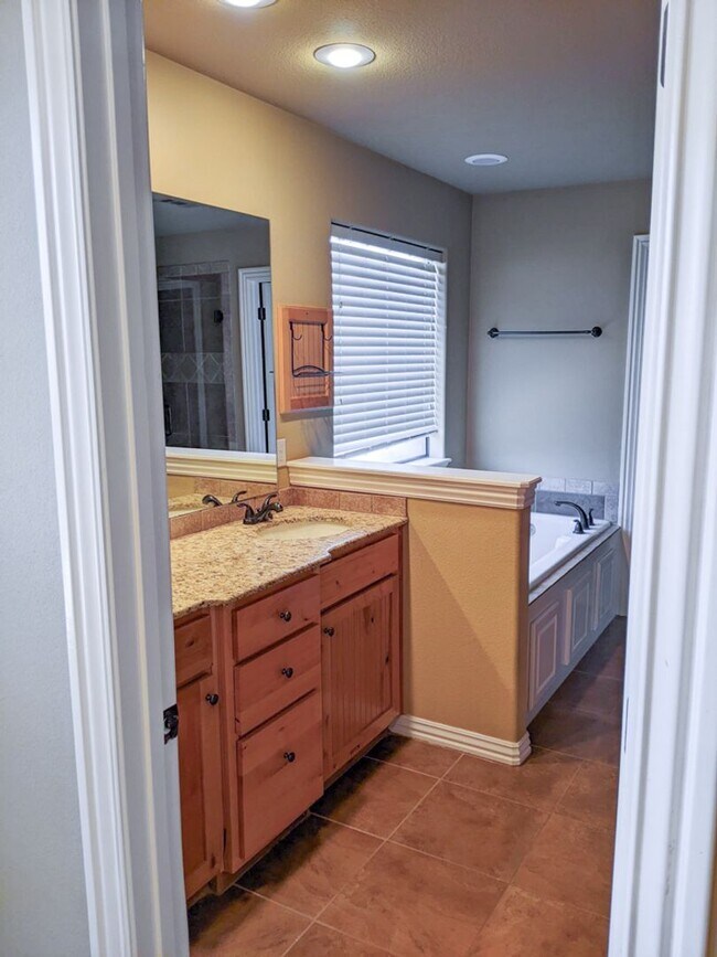 Building Photo - Stunning 4 Bed 2 Bath Home close to Elm Springs Walmart!