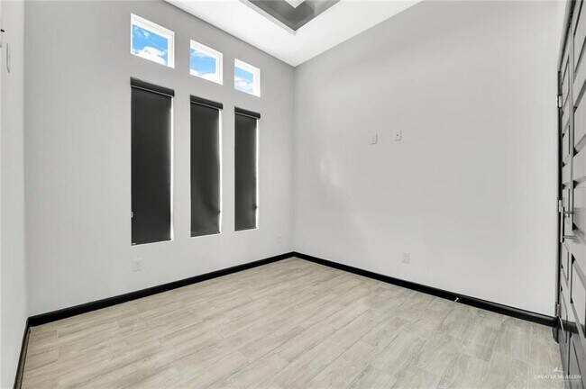 Building Photo - 17 16th St