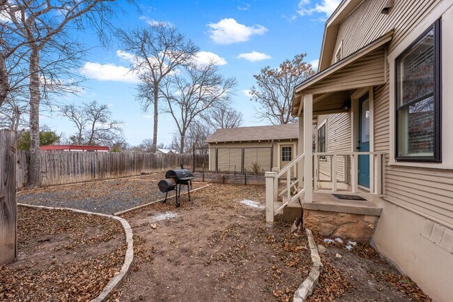 Building Photo - 312 Lytle St