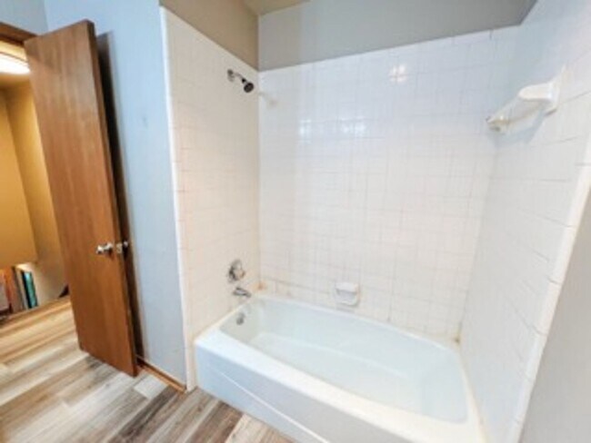 Building Photo - 213 Woodbridge Cir
