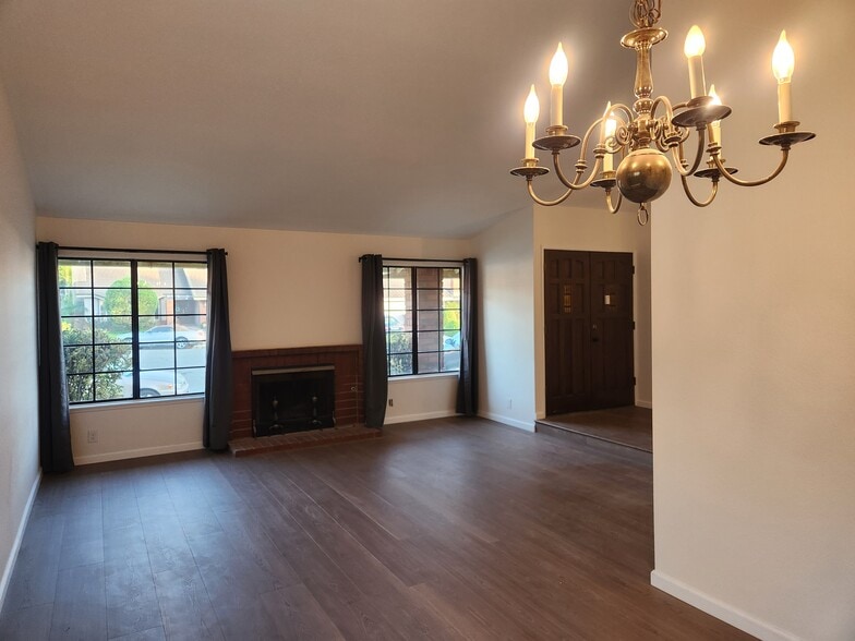 Building Photo - 3 Bonanza Ct