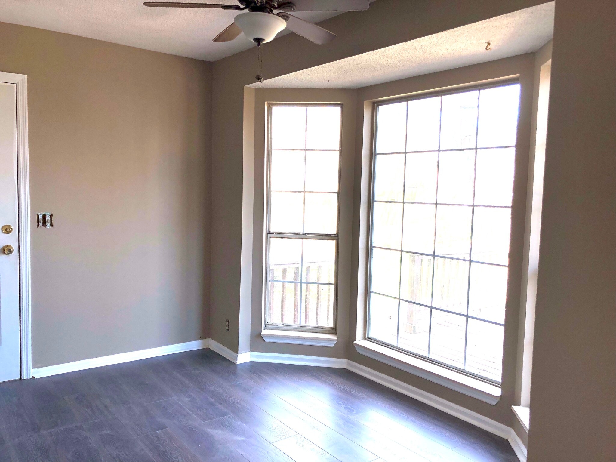 Large kitchen dinning nook - 346 N Birchwood Dr