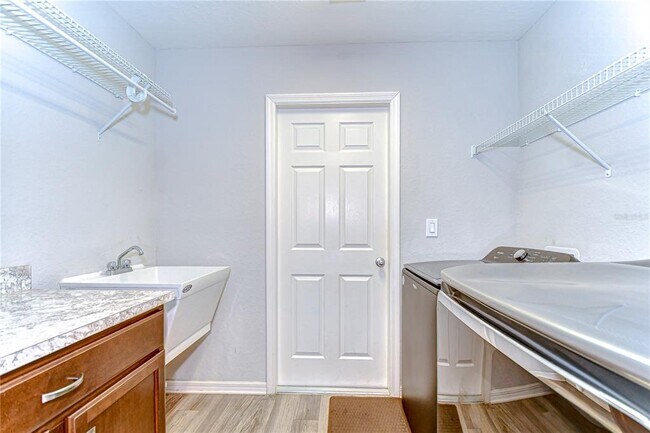 Building Photo - 6731 Castle Green Pl