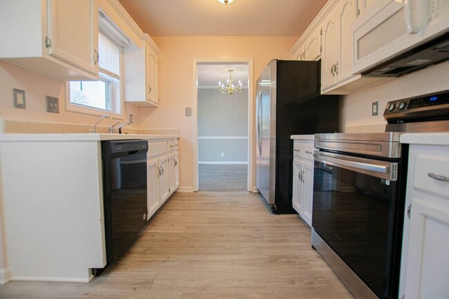 Building Photo - Pet Friendly Three Bedroom!