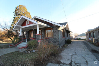 Building Photo - Main St Duplex