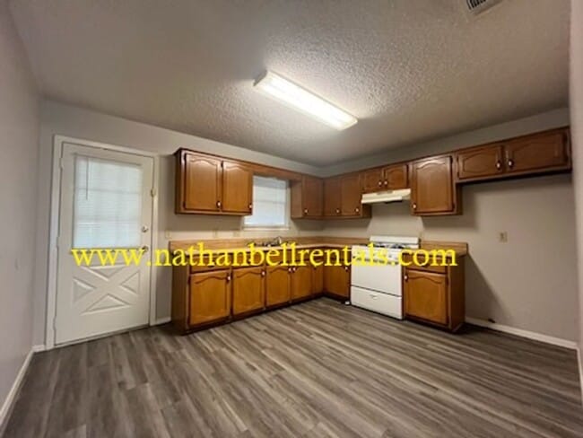 Building Photo - Single-Family Home: 2 bed, 1 bath
