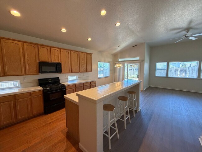 Building Photo - Very Nice 4 Bedroom Home