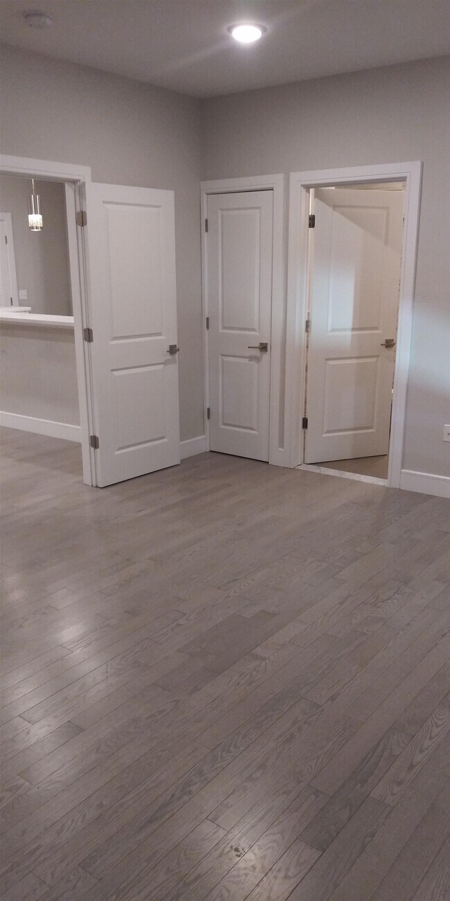 Building Photo - 801 Summit Ave