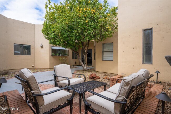 Building Photo - 8844 E San Rafael Dr