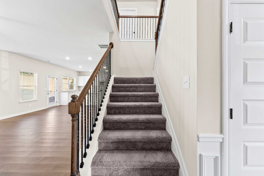 Building Photo - 755 Lakehaven Ln