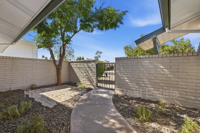 Building Photo - 447 E Carson Dr