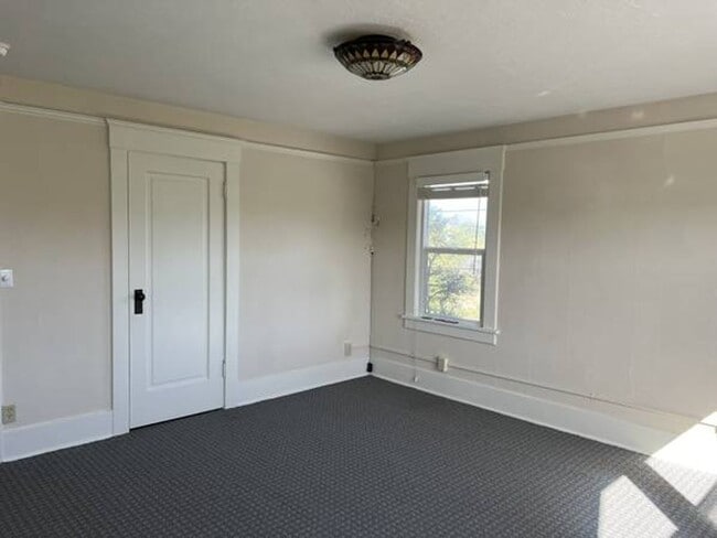 Building Photo - 2-3 Bedroom Apartment in Historic House