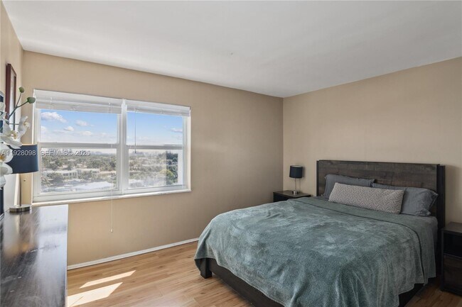 Building Photo - 401 Golden Isles Dr