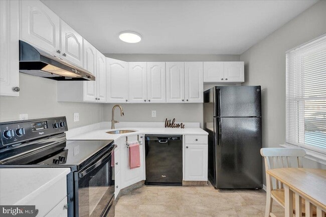 Building Photo - 915 Silver Ct