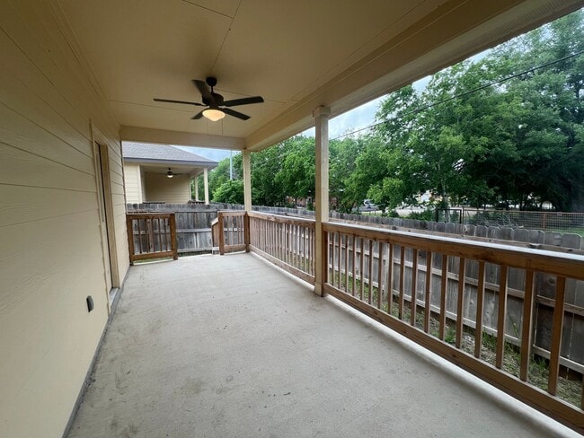 Building Photo - Luxury 3/2Duplex in Seguin, TX