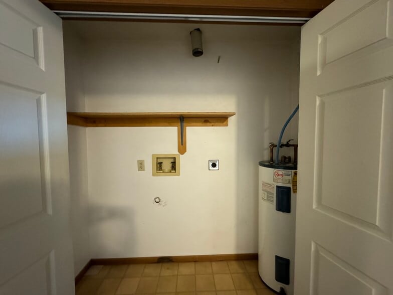 Building Photo - 2318 Meadow Ln