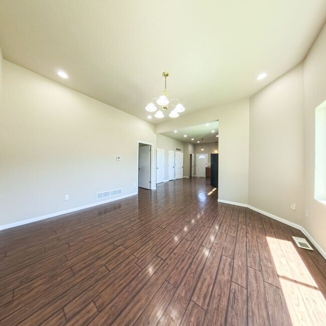 Building Photo - Newly updated 2 bedroom 1 bathroom