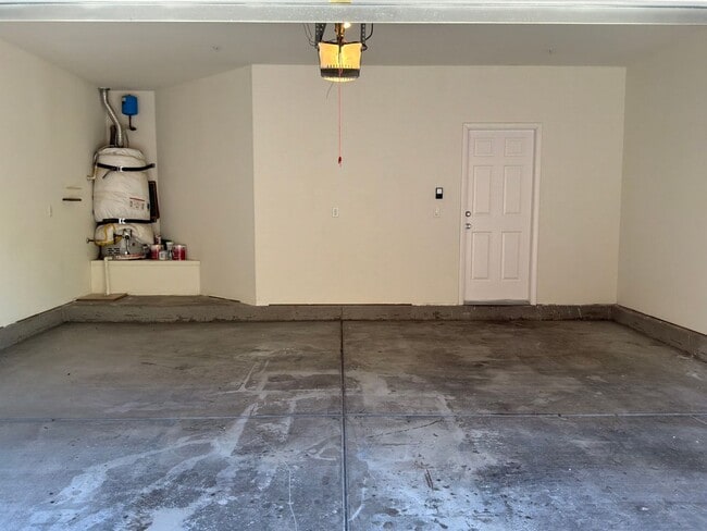 Building Photo - 2 Story detached home 3 bedrooms 2.5 bathrooms 2 car garage