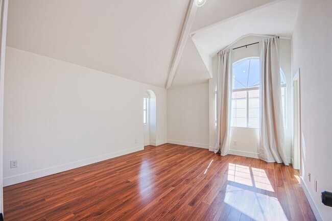 Building Photo - Fully Renovated 4 Bed/3.5Bath Home with Garage + Private Yard