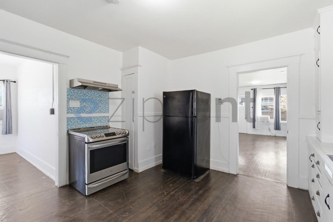 Building Photo - 423 Mill St