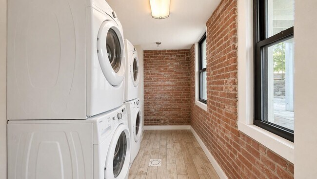 Building Photo - 221 Brunswick St