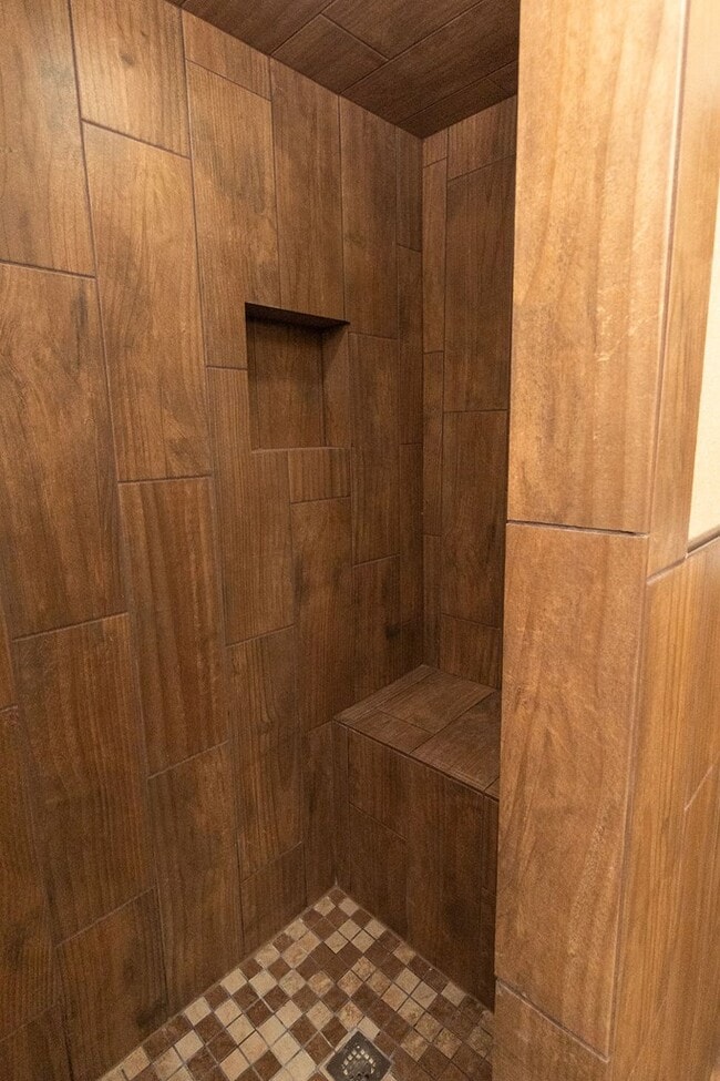 Building Photo - 910 N Carol Ave