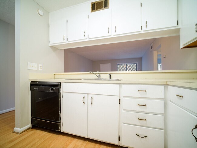 Building Photo - 2609 Eastway Dr