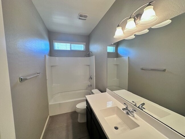 Building Photo - Spacious 3 Bed 2 Bath Home in Desirable Peoria Location