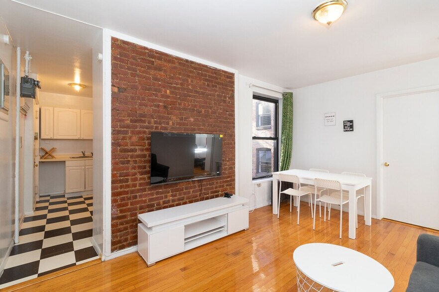 Building Photo - 300 E 93rd St