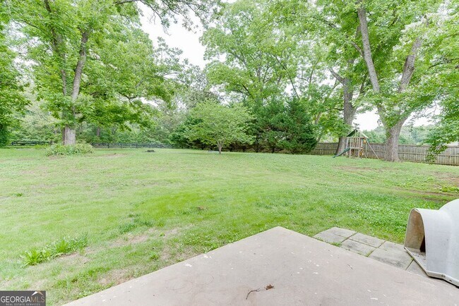 Building Photo - 323 Deer Run Dr