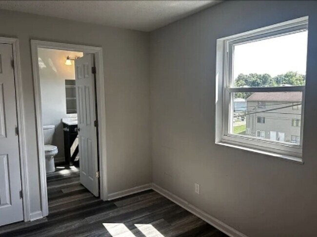 Building Photo - 388 Elmwood Dr