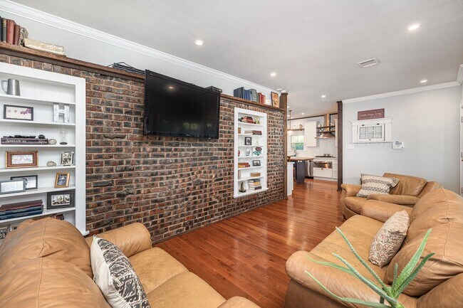 Building Photo - Berkeley Tudor For Lease!