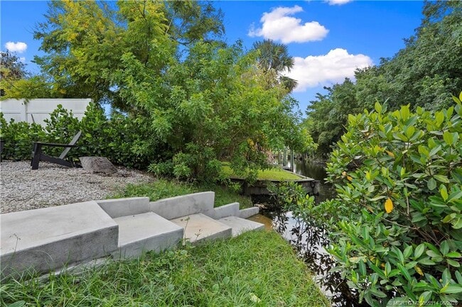 Building Photo - 30 SW Hideaway Pl