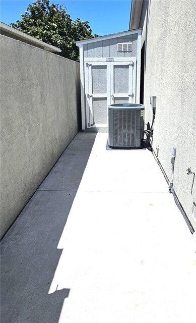 Building Photo - 1124 W Woodcrest Ave