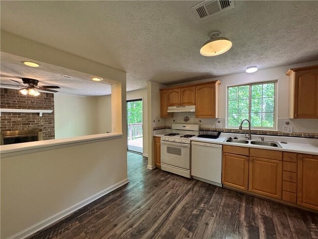 Building Photo - 440 Hembree Forest Cir