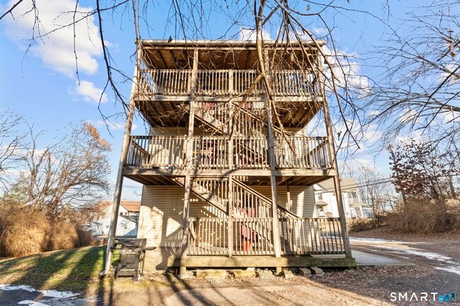 Building Photo - 1380 Bank St