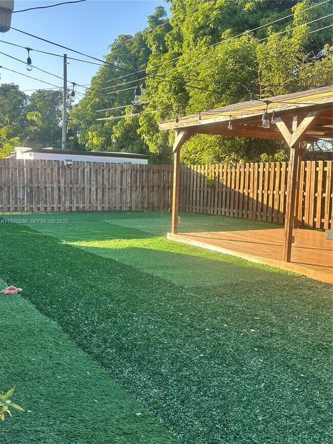 Building Photo - 3251 NW 18th Ct