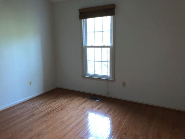 Building Photo - Spacious Townhome, Great Location!