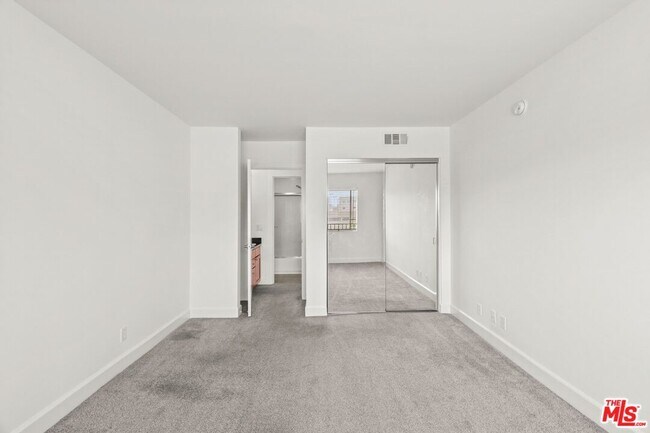 Building Photo - 10982 Roebling Ave