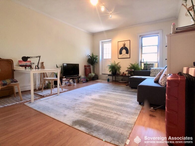 Building Photo - 320 W 106th St