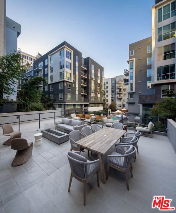 Building Photo - 1120 W 6th St