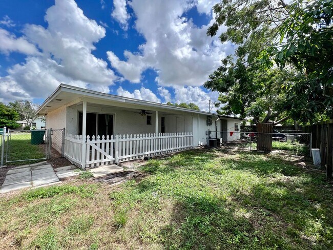 Building Photo - 2 bedroom 1 bath duplex in the heart of Na...
