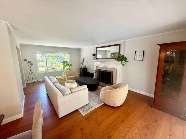 Building Photo - Stunning 4BD + Office Home with Pool in Li...