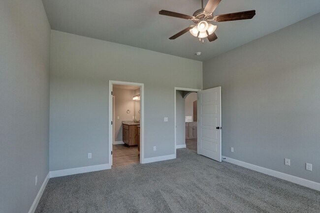 Building Photo - 802 Delaney Dr