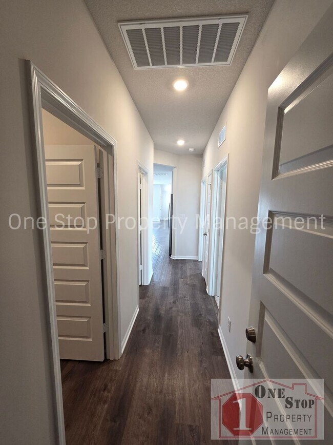 Building Photo - Beautiful 3 Bedroom 2 Bathroom in Blue Springs!