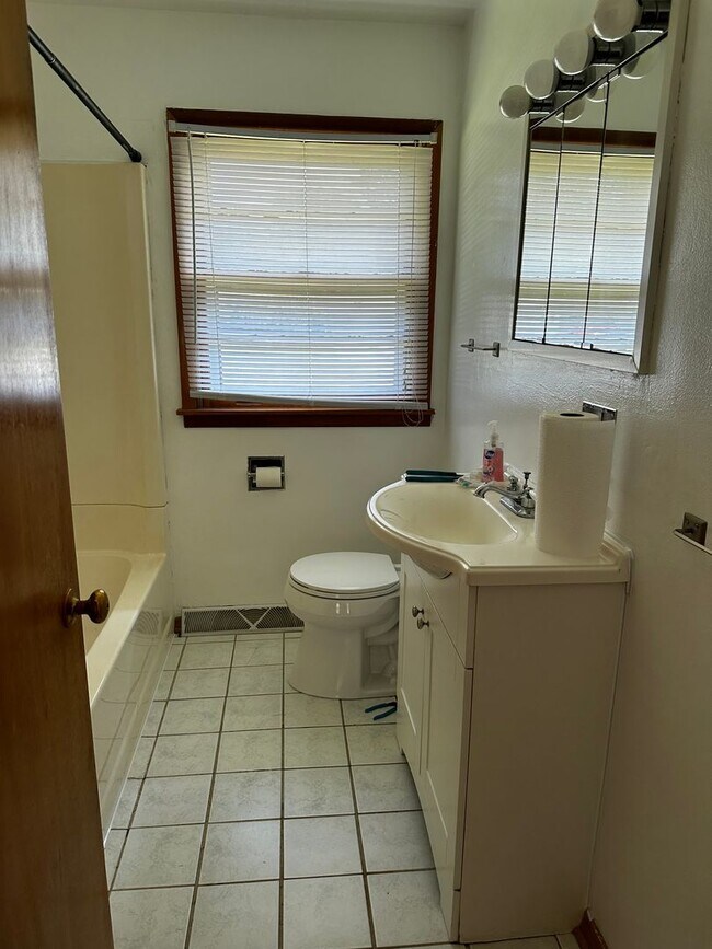 Building Photo - East Side 3 Bedroom Home!
